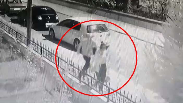 Sinsice takip ettiği kadını arkadan bıçakladı, saldırı anı kameralara yansıdı