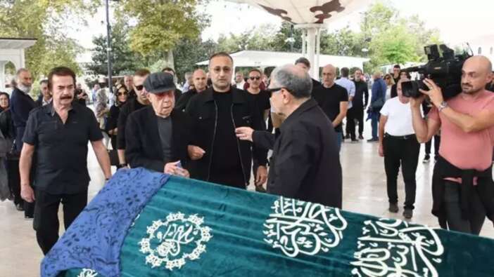 Bir babanın kızına vedası! Mazhar Alanson, kızının cenaze töreninde ayakta zorlukla durdu