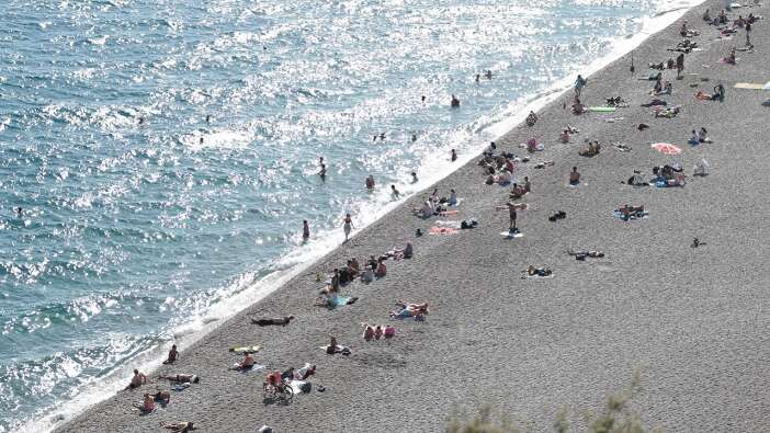 Antalya'da sıcak hava nedeniyle sahillerdeki yoğunluk sürüyor