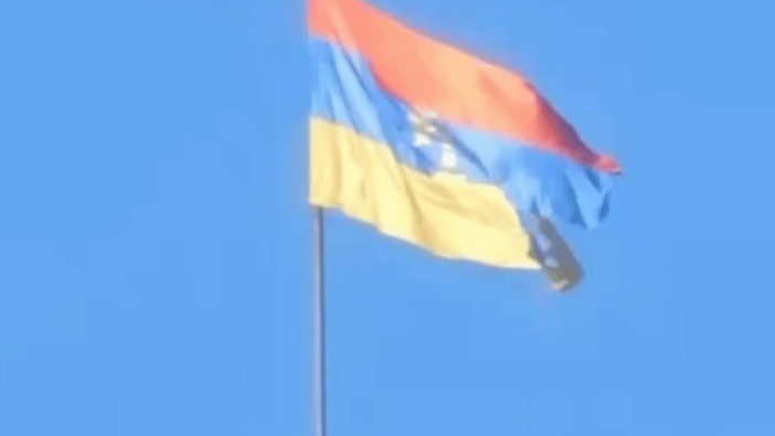 Ermenistan, Azerbaycan sınırına üzerine haç işaretli bayrak dikti!