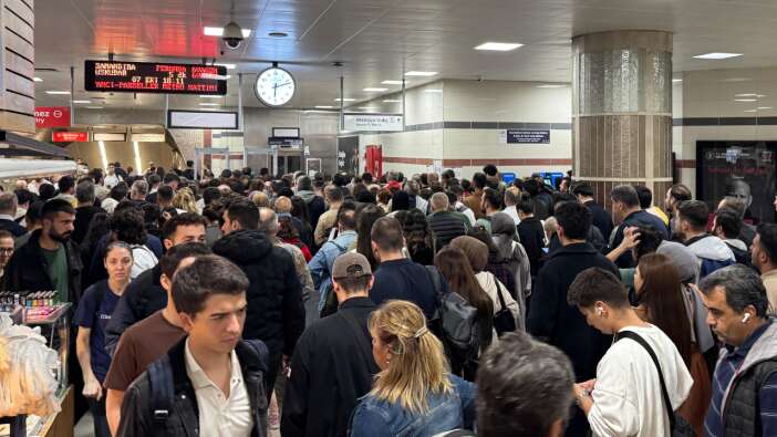 İstanbullu yine yolda kaldı! Metro hattında turnikeler çalışmadı! Yoğunluk yaşandı!