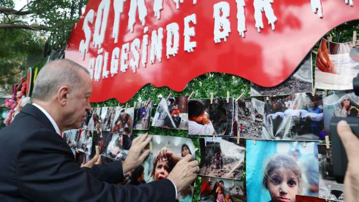 Cumhurbaşkanı Erdoğan "Soykırımın Gölgesinde Bir Yıl" panosunu ziyaret etti