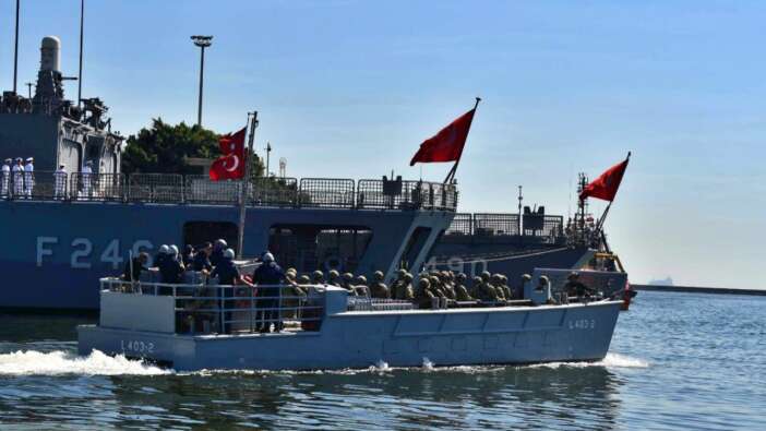 Lübnan'daki Türkler ülkeden ayrılıyor! Tahliye gemilerimiz Beyrut Limanı'nda...