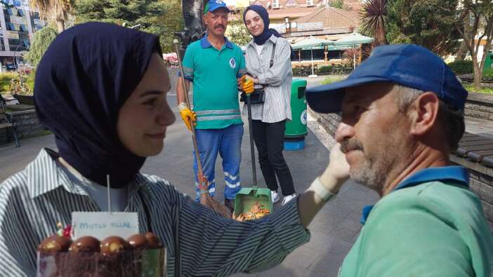 Rize'de temizlik işlerinde çalışan babasına duygulandıran doğum günü sürprizi