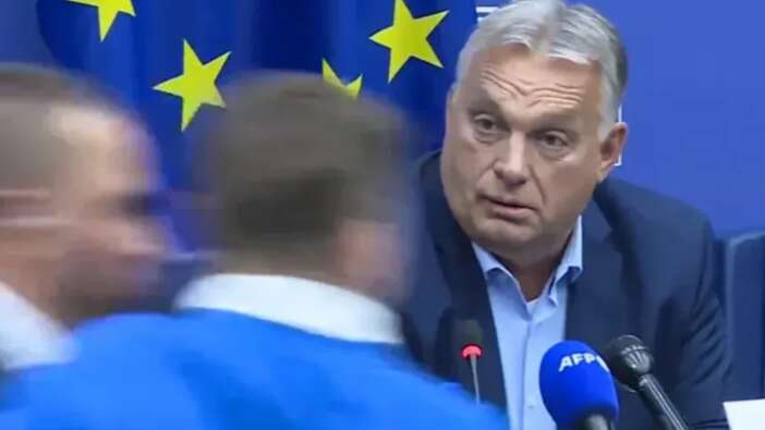 Viktor Orban'a Avrupa Parlamentosu'nda şok protesto: Yanına yaklaşan aktivist yüzüne para fırlattı