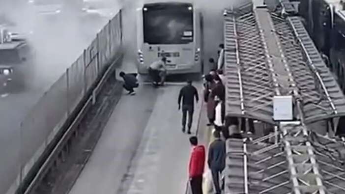 Sefaköy metrobüs durağında yangın paniği! Seyir halindeki metrobüsten dumanlar yükseldi...