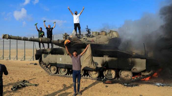 Hizbullah Lübnan'ın güneyinde 3 İsrail tankını füzeyle vurdu