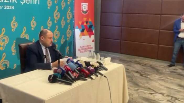 Şanlıurfa Belediye Başkanı Kasım Gülpınar depreme basın toplantısında yakalandı