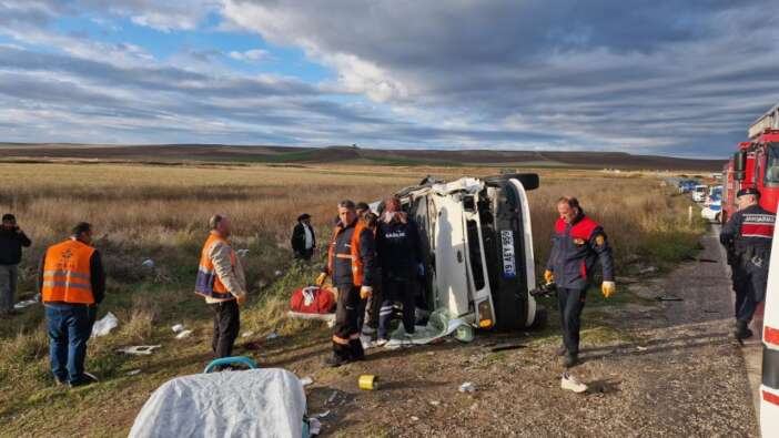Çorum'da feci kaza: tır ile işçi servisi çarpışmasında 1 ölü, 14 yaralı