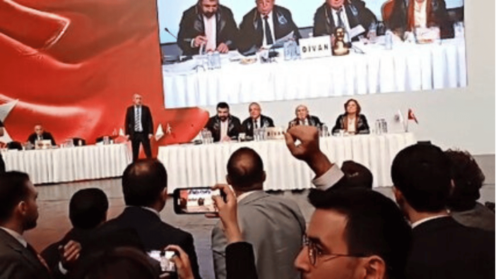 İstanbul Barosu'nda skandal: Divan Başkanı Bahri Belen, önce İstiklal Marşı’nı okumadı sonra ''ifade özgürlüğü'' dedi!