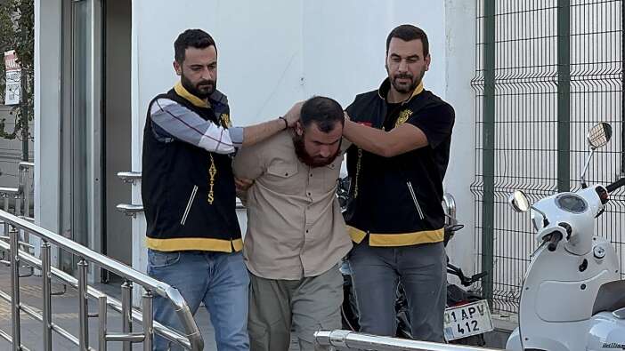 Adana'da gözü dönmüş şahıs tabancayla annesini ve anneannesini öldürdü, babasını ağır yaraladı