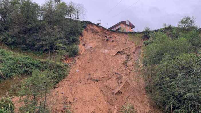 Rize'de heyelan! Şiddetli yağışlar sonrası Çayeli ilçesinde 3 ev toprak altında kaldı