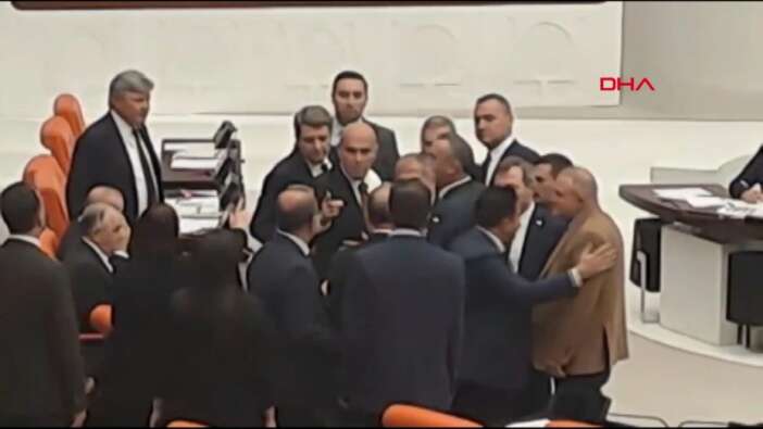 Meclis'te gergin anlar! İYİ Parti ve DEM arasında tartışma! Turhan Çömez, DEM’lilerin üzerine yürüdü
