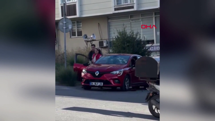 Arnavutköy'de satırla defalarca otomobile vurdu! İşte o anlar...