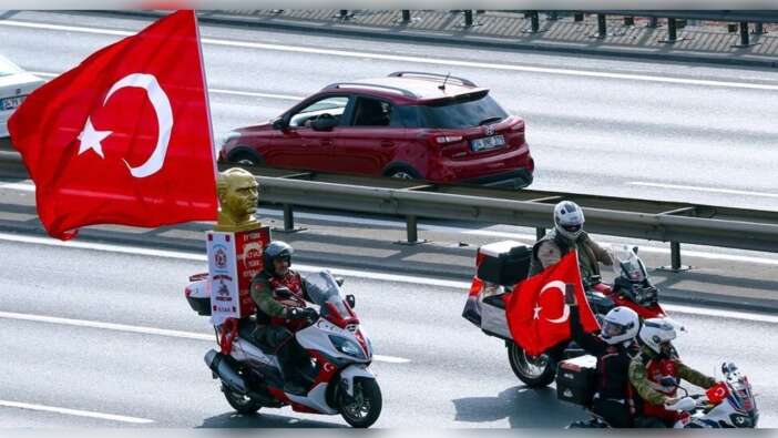Motorlu kortej 29 Ekim coşkusunu 15 Temmuz Şehitler Köprüsü'nde kutladı