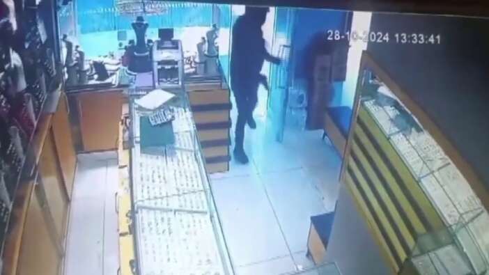 Adana'da kuyumcu soygunu; tabancayla vurup, camekandaki bilezikleri aldı ve kaçtı