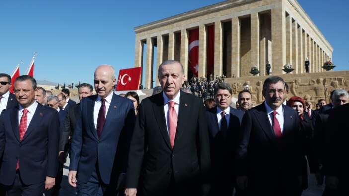 Cumhurbaşkanı Erdoğan ve Devlet Erkanı Anıtkabir'de! Erdoğan Anıtkabir Özel Defteri'ni imzaladı: Vatanımızın bekasını korumak için her türlü tedbiri alıyoruz!