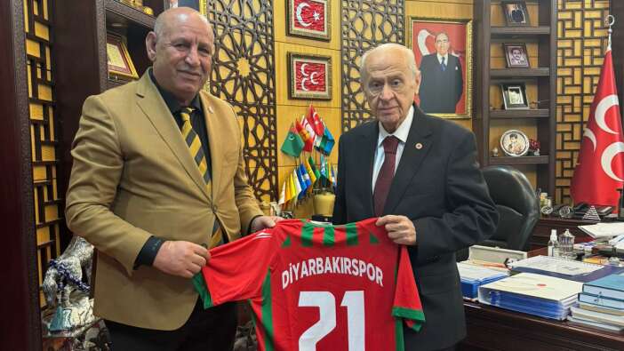 Diyarbakırspor'dan MHP'ye ziyaret: Devlet Bahçeli'ye 21 numaralı Diyarbakırspor forması hediye edildi