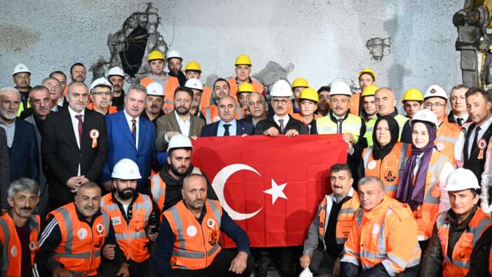 Çamlıhemşin Tüneli'nde ışık göründü! Karadeniz Sahil Yolu'nda seyahat süresi 20 dakika kısalacak