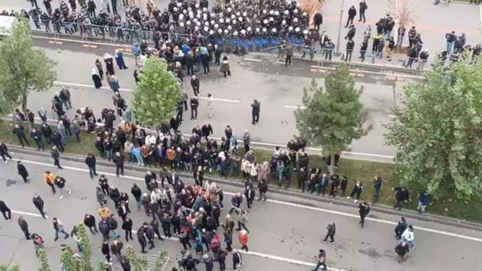 Batman'da tehlikeli gerginlik! Polise taş atan gruba müdahale! 9 gözaltı var!