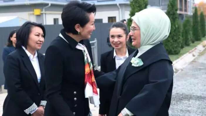 Emine Erdoğan, Bişkek'teki Türkiye Maarif Vakfı'nı ziyaret etti
