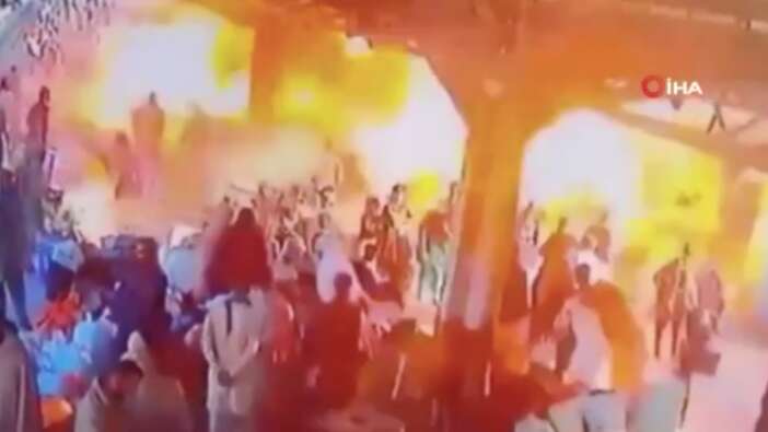 Pakistan'da tren istasyonu havaya uçtu! 24 ölü, 44 yaralı var! Patlama anı kamerada...