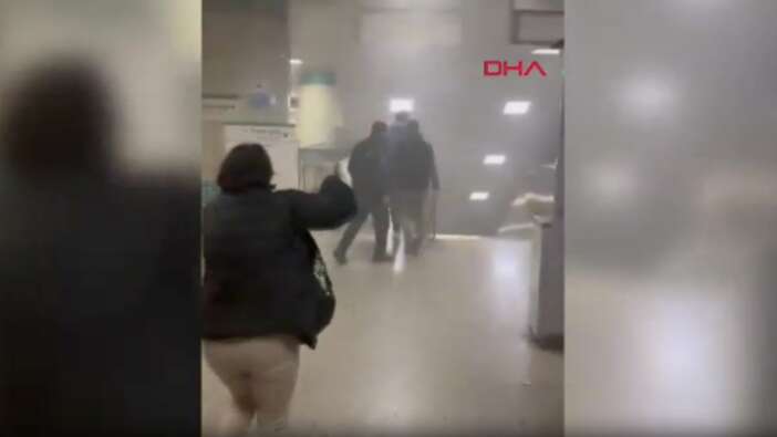 İstanbul'da sıcak saatler: Yenikapı metro istasyonunda yangın çıktı! Seferler iptal edildi...