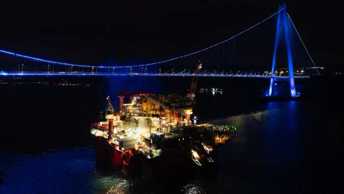 Dev petrol platformu İstanbul Boğazı geçişini tamamladı!