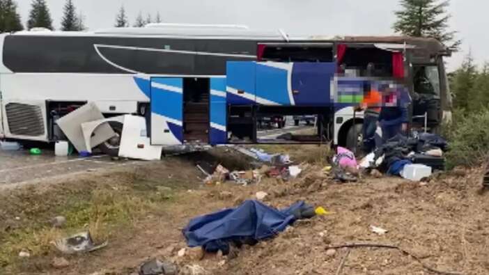 Eskişehir'de yolcu otobüsü devrildi: 1 ölü, 33 yaralı var!