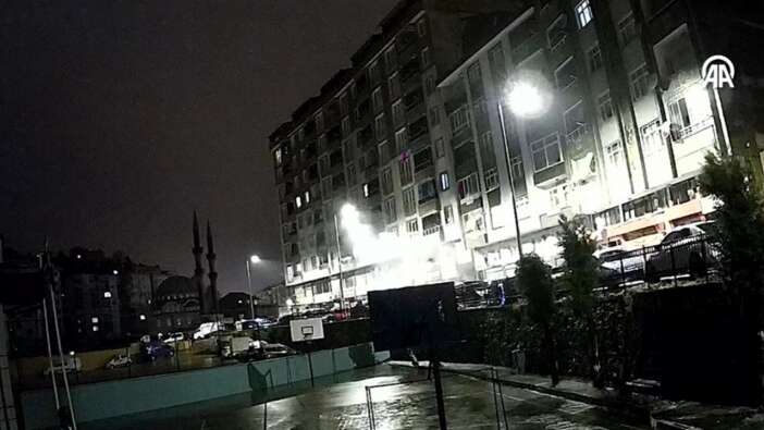 1 kişi hayatını kaybetmişti! Rize'de meydana gelen heyelan anının görüntüleri ortaya çıktı: Binanın arkasından giren balçık ve su ön kısmından çıktı