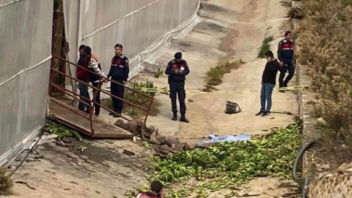 Antalya son dakika haberleri: Alanya ilçesindeki muz serasında raylı sistemin halatının kopması sebebiyle 2 kişi öldü, 2 kişi yaralandı...