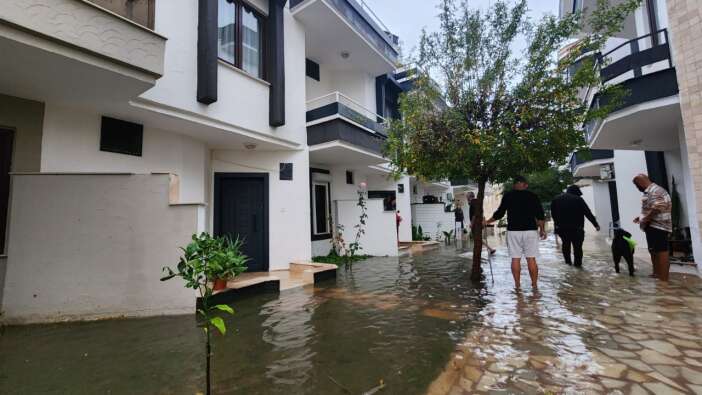 Meteoroloji uyarmıştı: Antalya'yı sel vurdu! İşte son durum...