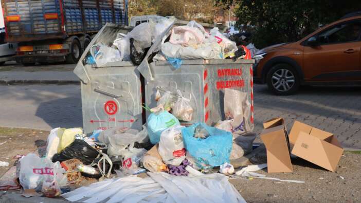 İzmir son dakika haberi: Bayraklı'da işçiler maaşları için grevde! Çöpler sokaklara taştı