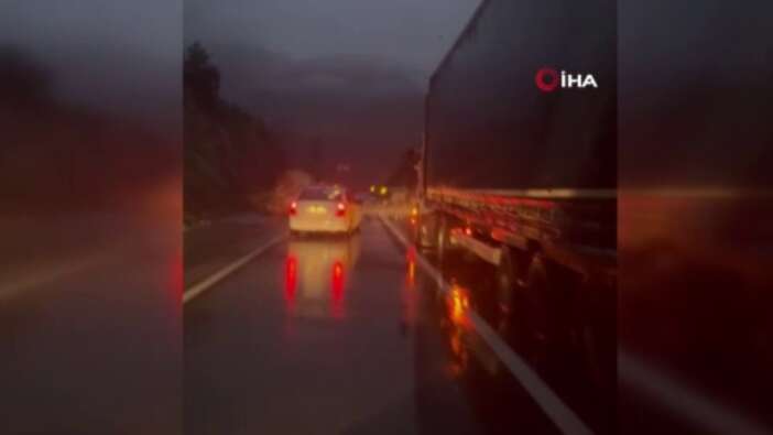 Artvin'de dev kaya parçaları yola düştü! Karayolu ulaşıma kapandı!