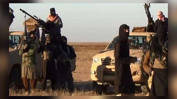 DEAŞ, üç tugaydan oluşan çöl ordusu kurdu!
