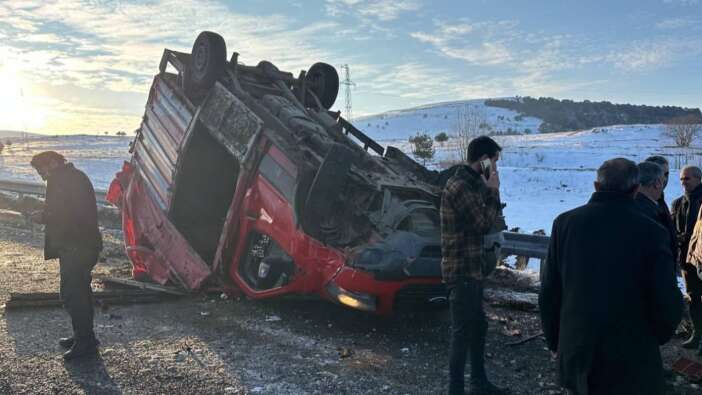 Ardahan son dakika: Büyükbaş hayvan yüklü kamyonet ile tırın çarpıştığı kazada yaralılar var!