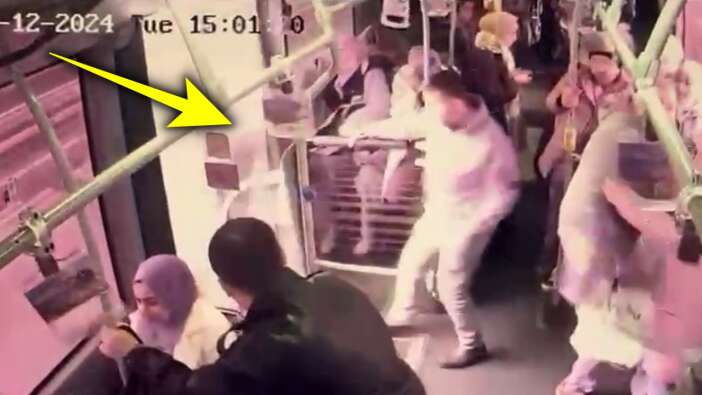 Metrobüste akılalmaz kaza: Fırlayan rögar kapağı metrobüsün kapısını kırdı! Yolcu yola düştü...