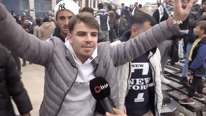 ADANA 'da kent meydanında Suriyelilerden kutlama