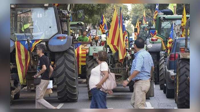 Katalanlara sert müdahale... İspanyol polisi referandum sandıklarını bastı!