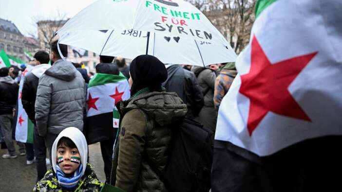 5 ülkeden flaş Suriye kararı: Resmen askıya aldılar!