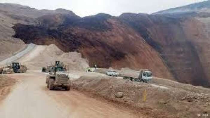 Erzincan'da işçiler kapatılan madenin yeniden açılmasını istedi