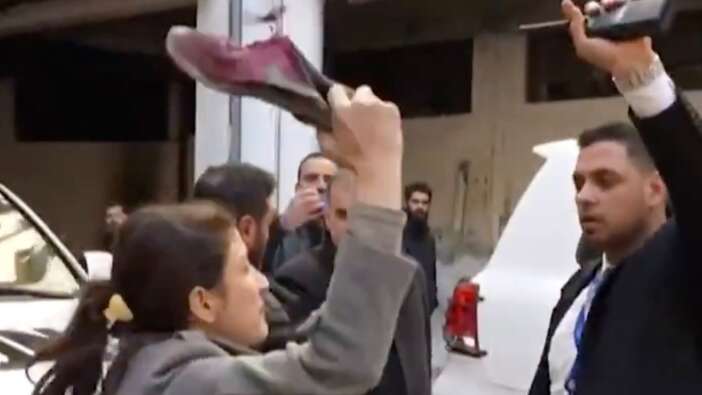 BM'nin geciken adaletine tepki! Yallah! Defolun! BM heyetini ayakkabıyla kovalayan kadın
