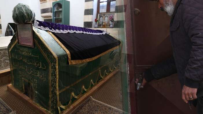 Zincirler kırıldı! Şam'da bulunan Bilal-i Habeşi'nin türbesi ziyarete açıldı.