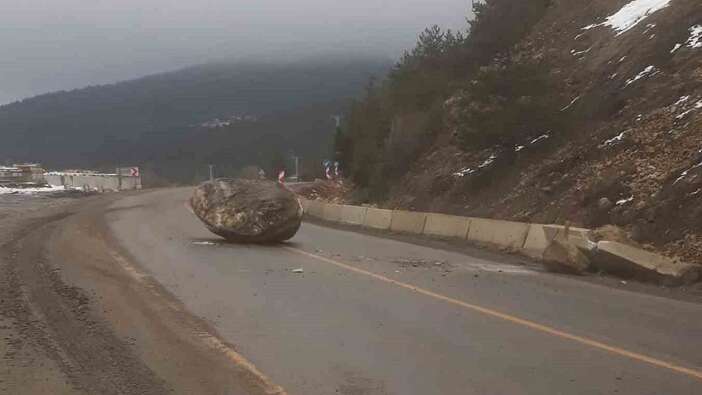 Kastamonu son dakika! Dağdan kopan kaya yola düştü...