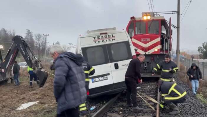 Kırklareli'nde yük treni fabrika servisine çarptı: Yaralılar var!
