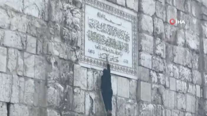 Şam'daki Emevi Camii'nde tarihi anlar! Esad'ın ismi çekiçle kazındı...