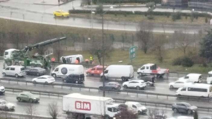 Araç takla atarak bariyerleri aştı! TEM Hasdal mevkiinde trafiği kilitleyen kaza...