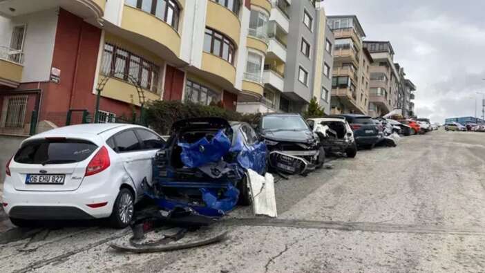 Ankara'da feci kaza! Kamyonet yokuştan kaydı 11 aracı biçti...