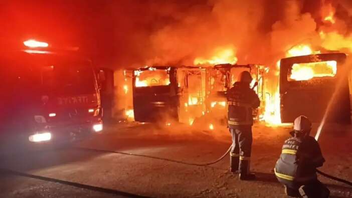 Burdur'da gece yarısı dehşeti: Otobüsler cayır cayır yandı! Kundaklama şüphesi!