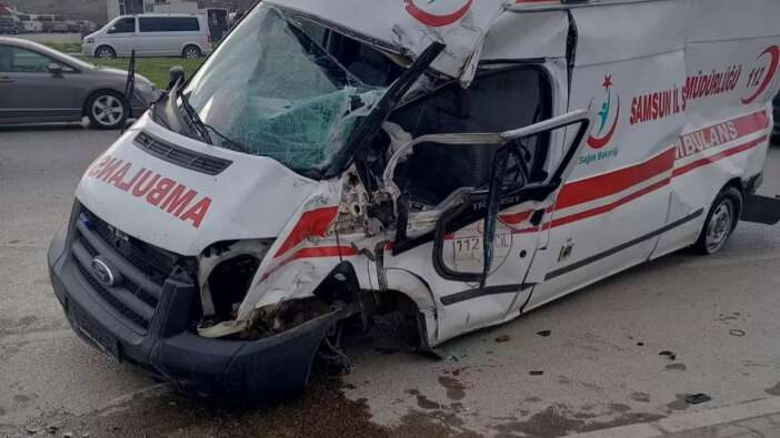 Samsun'da TIR ile ambulans kavşakta çarpıştı!